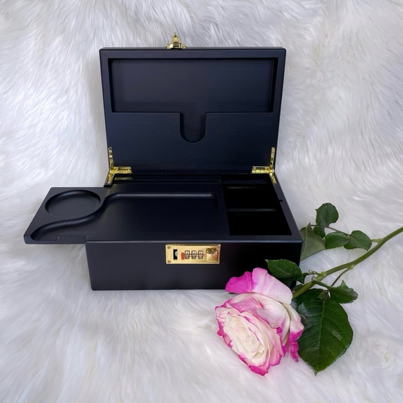 Premium Bamboo storage box with lock and removable tray and compartments - Picture 1 of 7